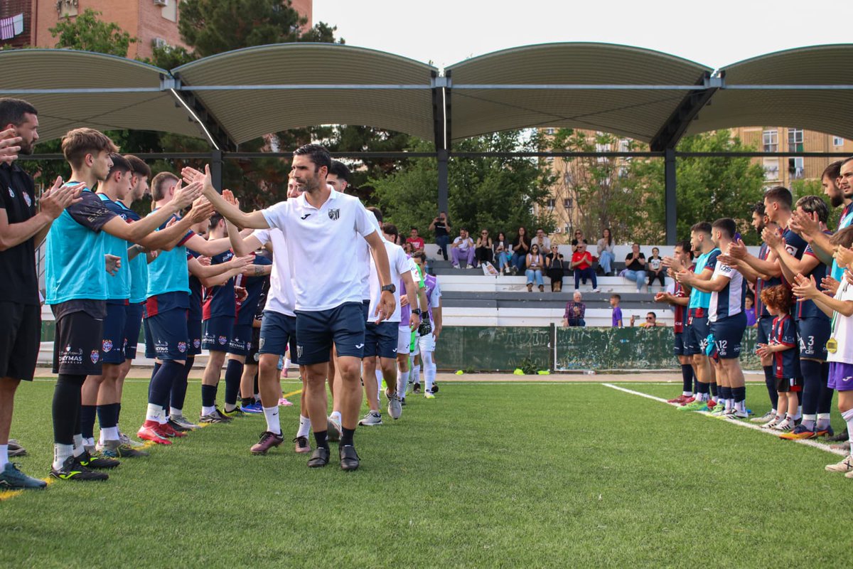 atjaen's tweet photo. 🤝 Muchas gracias @iliturgi_cf por hacernos el pasillo en el partido de ayer tras ganar la liga 2025/2026 y lograr el ascenso a División de Honor.

👏 ¡Gran gesto de deportividad que honra los valores del fútbol!

📸: @Cristi4794 

#SomosMoraitos 💜 https://t.co/wGpiHYb6bE