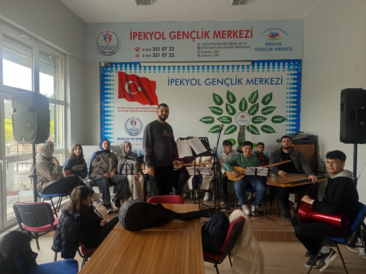 Ipekyol_GM's tweet photo. Gençlerle birlikte müziğin ritmini keşfettiğimiz keyifli bir müzik eğitimi gerçekleştirdik. 
Temel ritim çalışmaları yaparak farklı enstrümanların seslerini tanıdık ve birlikte şarkılar söyleyerek müziğin birleştirici gücünü deneyimledik. 🎵 https://t.co/xyEzeGXi8V