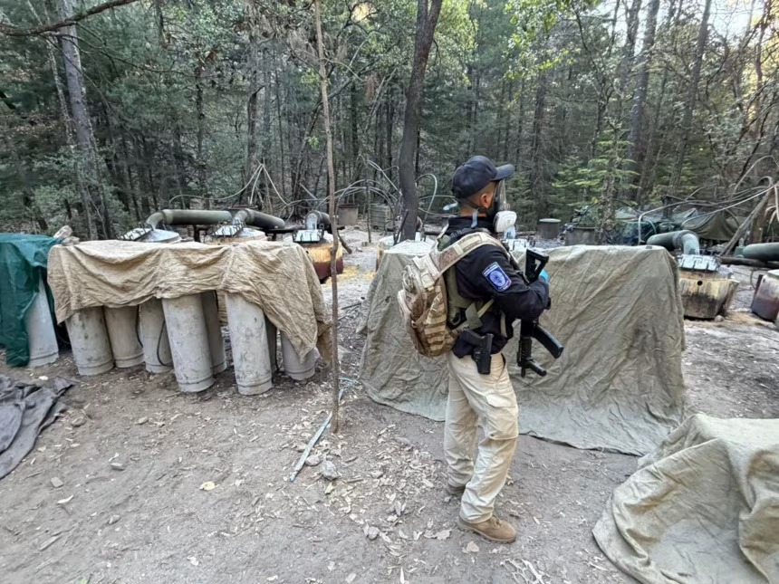 MarioNawfal's tweet image. 🇲🇽🇺🇸 2 U.S. Embassy staff were killed in Mexico alongside 2 local agents after a joint operation to take down an illegal drug lab.

The victims were part of a U.S.-Mexico security training program and included the regional director of Chihuahua's State Investigation Agency.