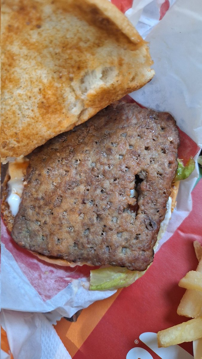 yavuz_ilberk's tweet photo. Burger King hamburger köftelerinizi kontrol edin Konya M1 AVM'de böyle bi görüntüye maruz kalabilirsiniz @BurgerKing @Konyabuyuksehir @TCKonyaValiligi https://t.co/5ugvDvaXmd