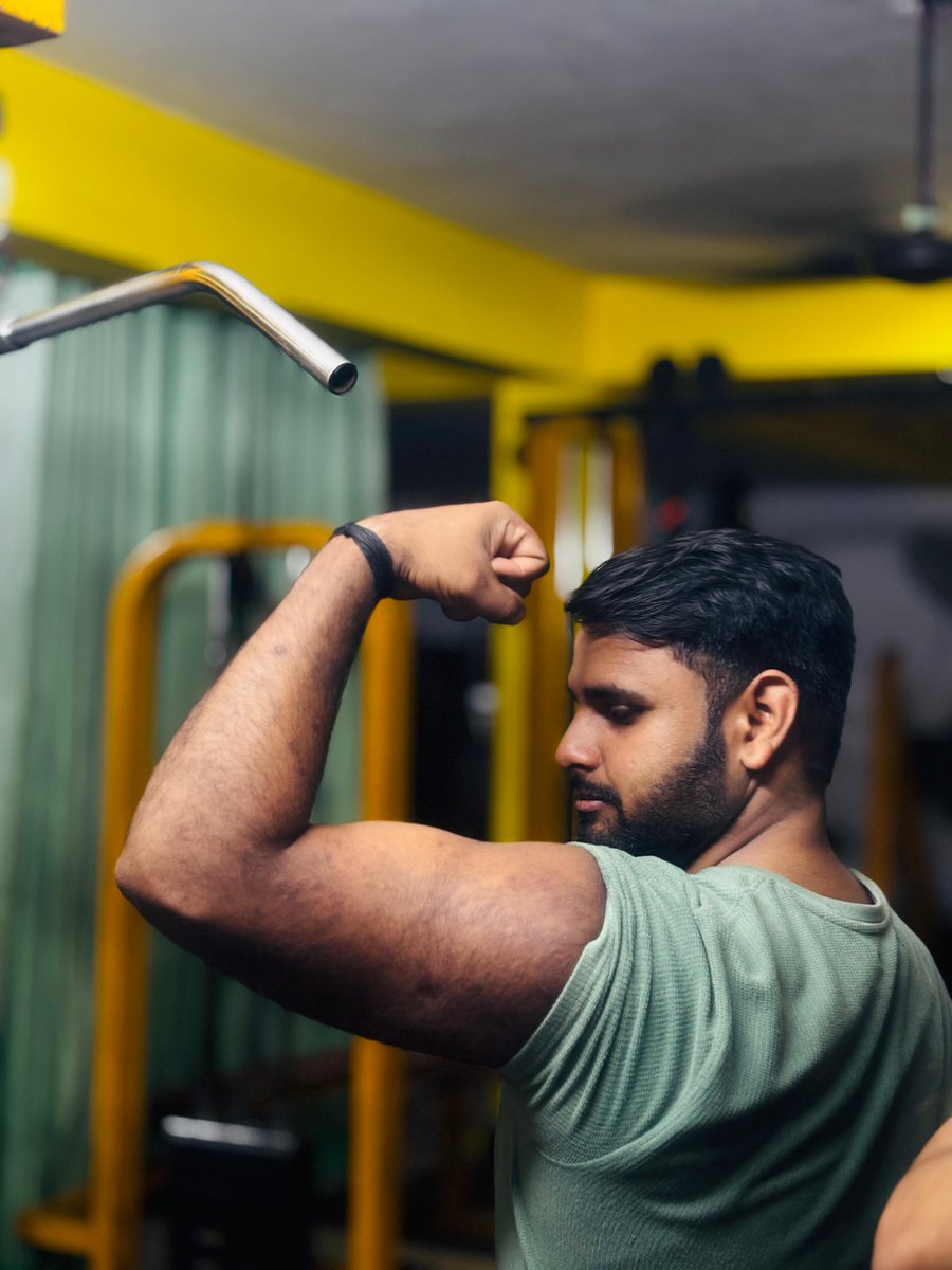 Awadhes78251639's tweet image. Summer heat is no joke ☀️
Stay hydrated — especially if you’re taking creatine 💪
Drink enough water, support your performance, and avoid dehydration.
Your body needs it more than ever in this heat.
#StayHydrated #Creatine #FitnessTips #SummerCare #GymLife