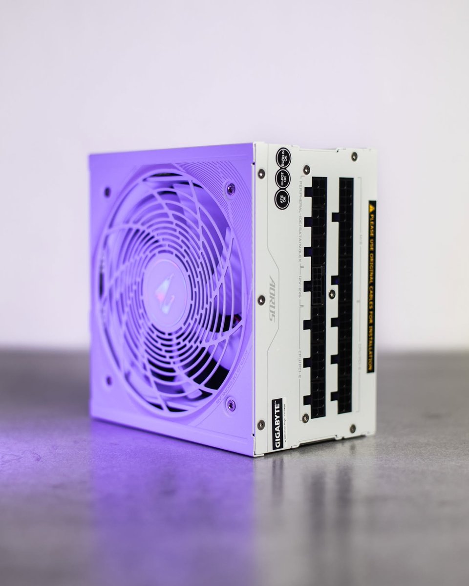 GIGABYTE_DE's tweet image. GIGABYTE AORUS AERO GiMATE AI TOP GAMING POWER 😎

GIGABYTE AORUS ELITE P1000W 80+ Platinum Modular PCIe 5.1 ICE

Dank an 💘🛠📸🎥💻: @ aorus_czsk

#GIGABYTE #AORUS #pcbuild #pcmr #gamer #custompc #liquidcooling