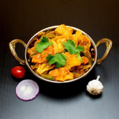 MalaIndia_Rest's tweet image. A delicious choice for vegetarian lovers 🌿

Our Vegetable Bhuna brings together fresh garden #vegetables and authentic spices, gently cooked in a rich onion and tomato gravy. 

Mild, comforting, and packed with natural flavor in every bite.

#malaindiarestaurant