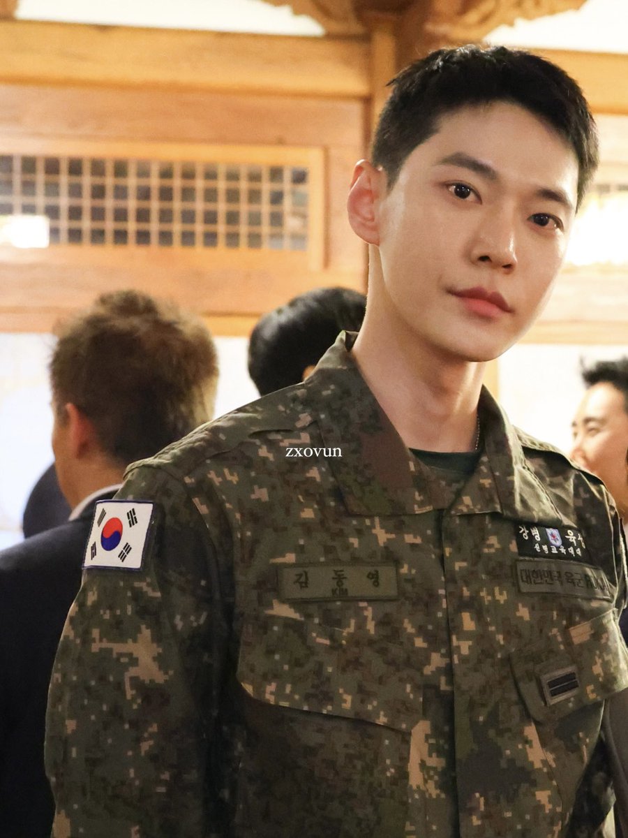 คิดดูนะ ใส่ชุดทหารร้อง beginning (เดาเพราะช่วงนี้ฤดูใบไม้ผลิ) พูดได้เลยว่าเตรียมแมส 🙂‍↕️