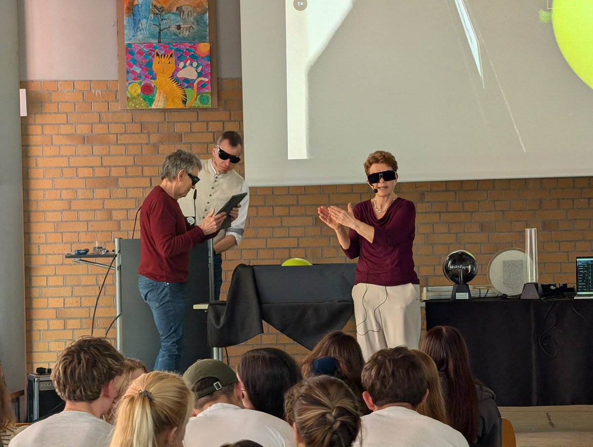 muller_group's tweet image. #Teachers #training famous Lüscher lectures in the #Gymnasium #Zwiesel in the #Bavarian #forest with #lectures to the topic of #plasma #physics and #fusion and hands-on #experiments lecture for the #school kids by Alf Köhn-Seemann, Silke Staehler-Schöpf and Andreas Kratzer