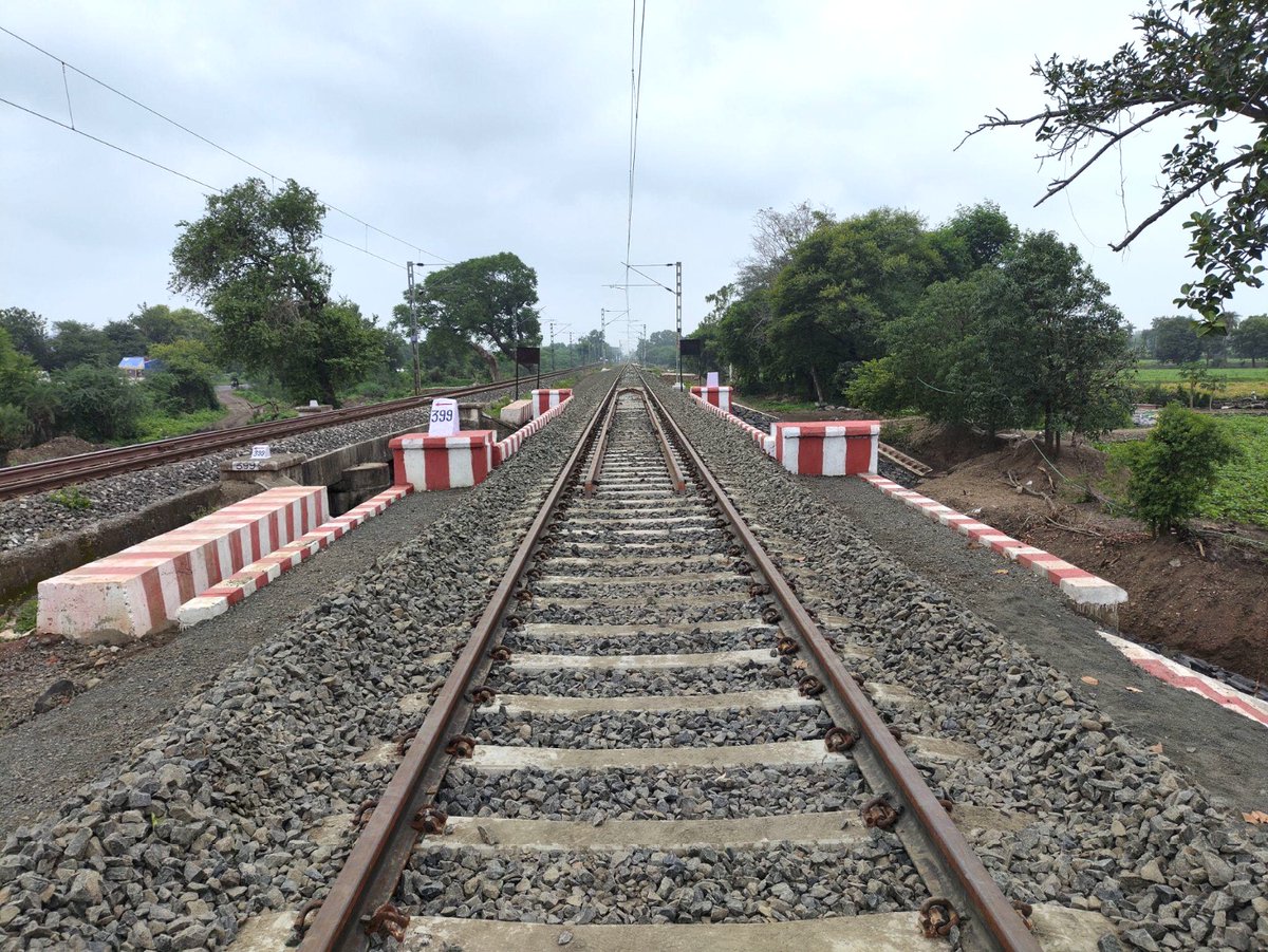 RailMinIndia's tweet image. नीमच–रतलाम रेल लाइन दोहरीकरण परियोजना (133.76 किमी) 
✅119 किमी कार्य पूर्ण

लाभ:
-अधिक ट्रेनों का संचालन संभव 
-क्षेत्र की रेल परिचालन क्षमता में वृद्धि 
-स्थानीय अर्थव्यवस्था को बढ़ावा 
#RailInfra4MadhyaPradesh