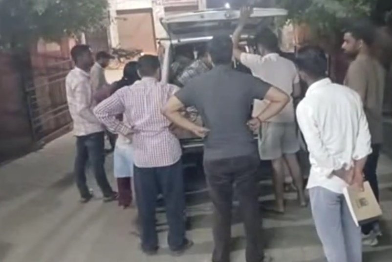 #Bareilly : आंवला में एक व्यक्ति को लगी गोली उपचार के दौरान हुई मौत

👉पुलिस आत्महत्या के प्रयास के मामले की कर रही है जांच

👉पुलिस के अनुसार, मृतक पंकज ने घरेलू परिस्थितियों से परेशान होकर आत्महत्या का किया था प्रयास 

मामला आंवला कस्बे का <a href="/bareillypolice/">Bareilly Police</a>   #बरेली