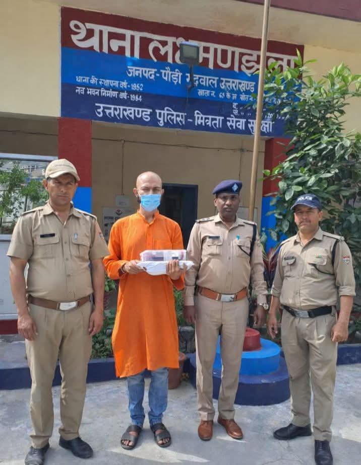 azizkavish's tweet image. The man in police custody is  Sunny ur Rahman, alias Satyanishth Sharma.
He arrived in India from Bangladesh in 2016, and his visa had expired back in 2018.

He claimed to have renounced Islam and changed his name from Sunny ur Rahman to Satyanishth Sharma.

Last year, on the