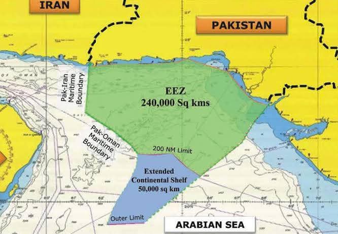نااہلی یا سستی؟

بہت سے لوگ پاکستان کی سمندری حدود کے بارے میں نہیں جانتے تو جناب پاکستان کی سمندری حدود 240,000 مربع کلومیٹر ہے لیکن مزے کی بات یہ ہے کہ پاکستان کی خصوصی درخواست پر 2015 میں اقوام متحدہ نے پاکستان کو بحیرہ عرب میں مذید 50,000 مربع کلومیٹر کا سمندر الاٹ کر دیا
1/4