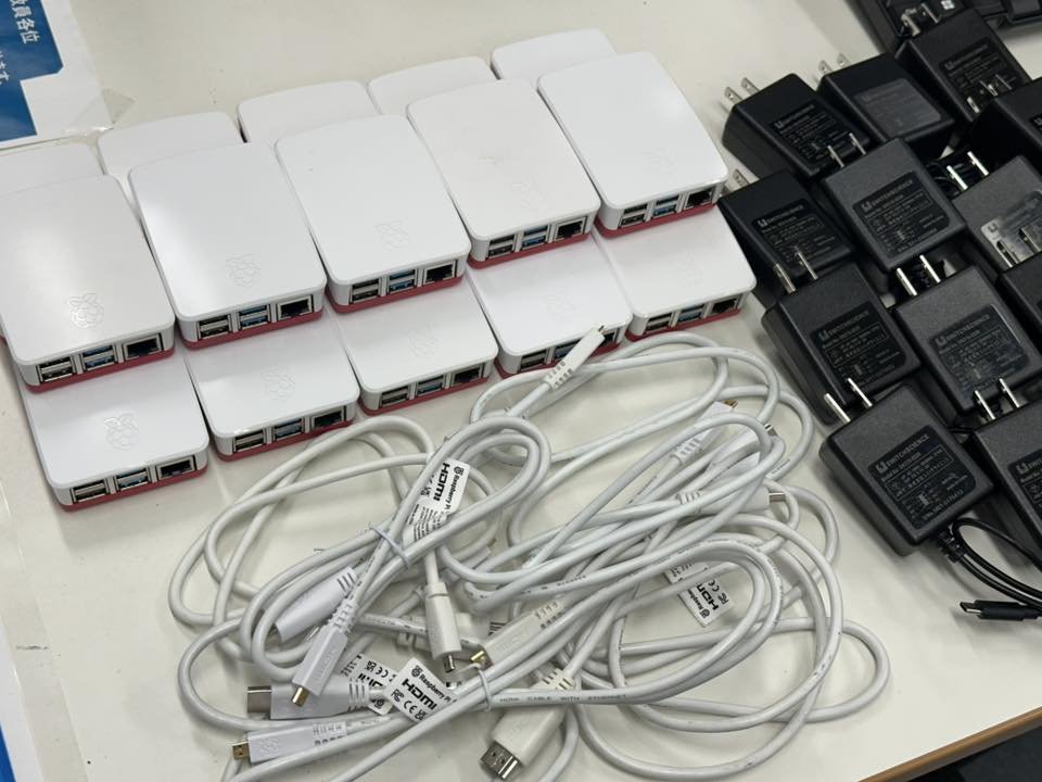 okiu_sanjyo's tweet image. Raspberry Pi 4セット(本体，ACアダプタ，HDMIケーブル，マウス，キーボード)×15セット
本日の実習．まずは起動とネットワークの設定から
#RaspberryPi #産業情報学科