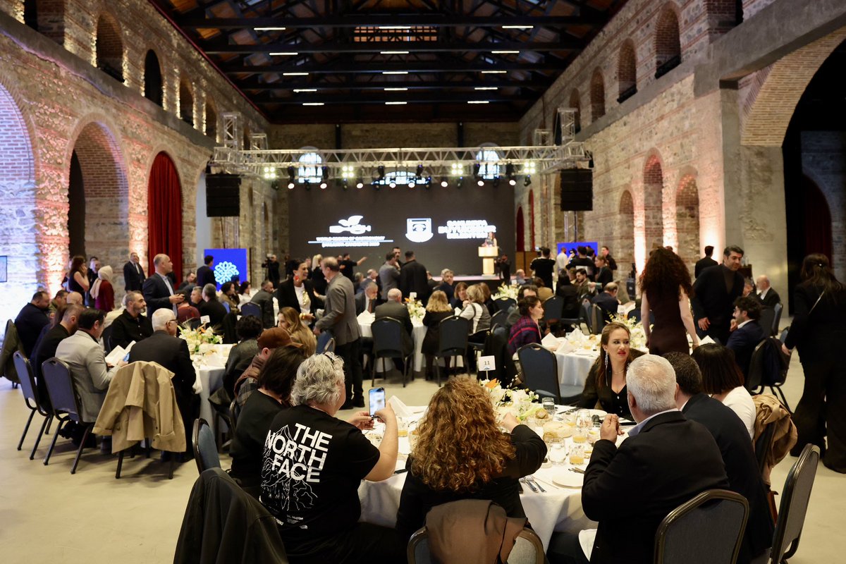 nedimatilla's tweet photo. 📍Tersane / İstanbul…

Şanlıurfa hak ettiği değeri Büyükşehir Belediye Başkanı Kasım Gülpınar’ın öncülüğünde almaya devam ediyor. 

Bir şehir 🌉
Bir sofra 🍽️
Ve insanlığın başlangıcına uzanan bir buluşma🙋‍♂️

📍Şanlıurfa, 2029 Dünya Gastronomi Şehri adaylığını Tersane İstanbul’da dünya ile buluşturdu.
🏛️Göbeklitepe'den günümüze uzanan kadim hikâye, çağdaş bir yorumla yeniden hayat buldu…
✨Bu özel gecede; insanlığın ilk sofralarından ilham alan anlatıya, toprağın hafızasını, üretimin sürekliliğini ve paylaşmanın kültürünü taşıyan seçkin bir sofra eşlik etti.
🇹🇷Türkiye' de ilk kez üstlenilen bu güçlü adaylık; yalnızca bir ünvan değil, Şanlıurfa'nın binlerce yıllık gastronomi mirasını sürdürülebilir bir gelecek vizyonuyla dünyaya sunma iddiasıdır.
🍴Sofranın başladığı yerden, geleceğin mutfağına, ‘İnsanlığın Sofra Yolculuğu’ temasıyla;

🌾 Buğdayın Sesi
🪶 Toplamak
⚱️ Öğütmek
🔥 Közlemek
🤝 Paylaşmak
🕯️ Hatırlamak başlıklarıyla tarih adeta tabaklara yansıdı.

🗣️ Başkan Mehmet Kasım Gülpınar: “Şanlıurfa’da gastronomi bir lezzet değil, bir hafıza meselesidir.”

Hedef büyük:
✔️ Yerel üretimi güçlendirmek
✔️ Ata tohumunu korumak
✔️ Gastronomiyi kırsala yaymak
✔️ Şanlıurfa’yı dünya markası yapmak. 

 Şanlıurfa artık sadece geçmişiyle değil, geleceğe uzanan vizyonuyla da sahnede! 

#şanlıurfa #istanbul #gastronomi #unesco 

+