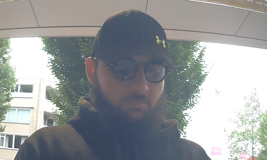 Nou mensen... we zijn deze keer op zoek... naar de #Marokkaanse versie van #KabouterPlop

in #Veenendaal eo waar een oudere vrouw slachtoffer werd van #bankhelpdeskfraude. De verdachte pinde die dag 2000 euro aan de #Veenslag in Veenendaal

Aangeven bij de #politie of retweeten..