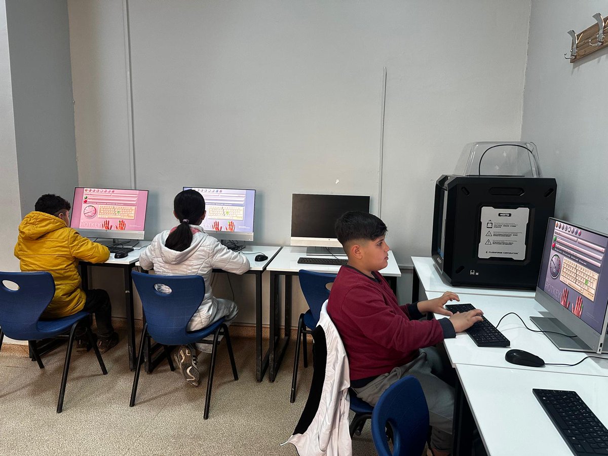 Ipekyol_GM's tweet photo. Gençlerle birlikte klavye eğitiminde hem öğrendik hem de keyifli vakit geçirdik. Doğru parmak kullanımı ve hızlı yazma üzerine küçük çalışmalar yaparak pratik yaptık. ⌨️✨ https://t.co/GZPo31vWJi