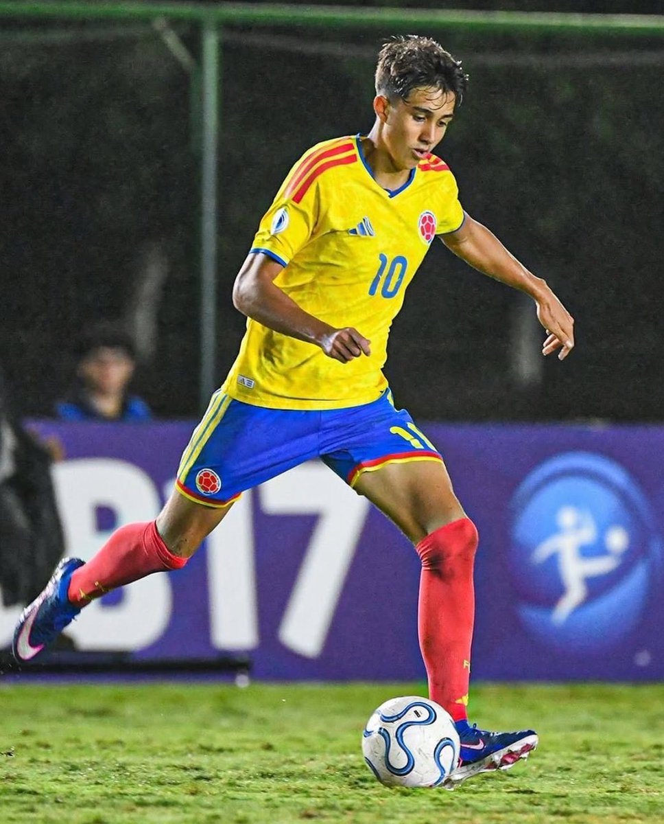 Recoba13300's tweet image. je regarde le match 
colombie vs Argentine 🇦🇷 

Samuel Martinez 
17 ans 
🥵🥵🥵

#talent #colombie #football