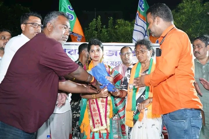 sayan2024's tweet photo. Historic Rise of Youth and Women Power in Panihati! A Wave of Enthusiasm as Maithili Thakur and Abhaya's Mother Share the Stage! 🪷🚩

Yesterday, a special campaign event held in the Panihati Assembly constituency in support of BJP candidate Mrs. Ratna Debnath (Abhaya's mother) witnessed a massive surge of energy, led by Bihar's youngest MLA and youth icon, Mrs. Maithili Thakur.

On one side stood Abhaya's mother, a symbol of women's safety, and on the other, Maithili Thakur, an icon of India's young generation. The presence of these two powerful women created an unprecedented wave of excitement on the streets of Panihati. The overwhelming turnout of common people and youth to see and hear them clearly shows --Panihati will no longer tolerate injustice.

The massive public support for a corruption-free society and the safety of mothers and sisters proves that change in Bengal is inevitable this time!

Press button number 3 and vote for the Lotus! 🪷