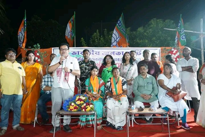 sayan2024's tweet photo. Historic Rise of Youth and Women Power in Panihati! A Wave of Enthusiasm as Maithili Thakur and Abhaya's Mother Share the Stage! 🪷🚩

Yesterday, a special campaign event held in the Panihati Assembly constituency in support of BJP candidate Mrs. Ratna Debnath (Abhaya's mother) witnessed a massive surge of energy, led by Bihar's youngest MLA and youth icon, Mrs. Maithili Thakur.

On one side stood Abhaya's mother, a symbol of women's safety, and on the other, Maithili Thakur, an icon of India's young generation. The presence of these two powerful women created an unprecedented wave of excitement on the streets of Panihati. The overwhelming turnout of common people and youth to see and hear them clearly shows --Panihati will no longer tolerate injustice.

The massive public support for a corruption-free society and the safety of mothers and sisters proves that change in Bengal is inevitable this time!

Press button number 3 and vote for the Lotus! 🪷