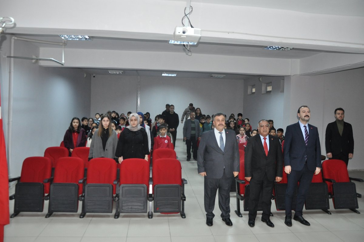KaymakamlikPalu's tweet photo. Palu Kaymakamımız Sn. Fatih ÇEVİK, İlçe Milli Eğitim Müdürü Hakkı GÖK, Yavuz Selim İlkokulu Müdürü Orhan TURGUT, öğretmen ve öğrencilerle birlikte Yavuz Selim İkokulu’nda bayrak törenine katıldı. Ardından Şanlıurfa ve Kahramanmaraş illerinde meydana gelen elim olaylarda hayatını kaybedenler için anma programı gerçekleştirildi.