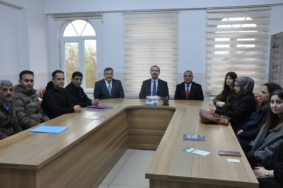 KaymakamlikPalu's tweet photo. Palu Kaymakamımız Sn. Fatih ÇEVİK, İlçe Milli Eğitim Müdürü Hakkı GÖK, Yavuz Selim İlkokulu Müdürü Orhan TURGUT, öğretmen ve öğrencilerle birlikte Yavuz Selim İkokulu’nda bayrak törenine katıldı. Ardından Şanlıurfa ve Kahramanmaraş illerinde meydana gelen elim olaylarda hayatını kaybedenler için anma programı gerçekleştirildi.