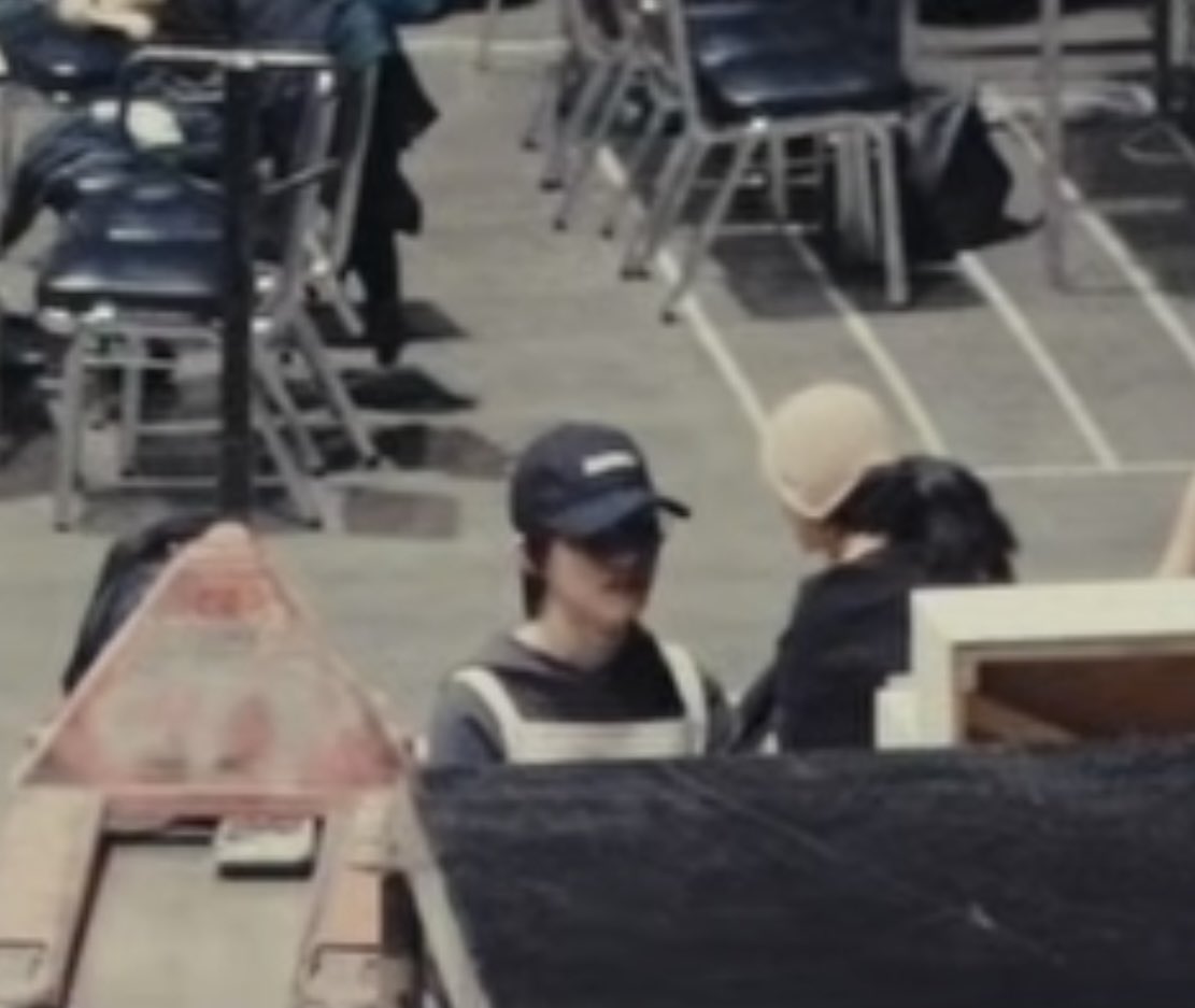 พึ่งเห็นเอเอไปยืนให้กำลังใจพี่ภูหรอ น่ารักกันจังเลย😭