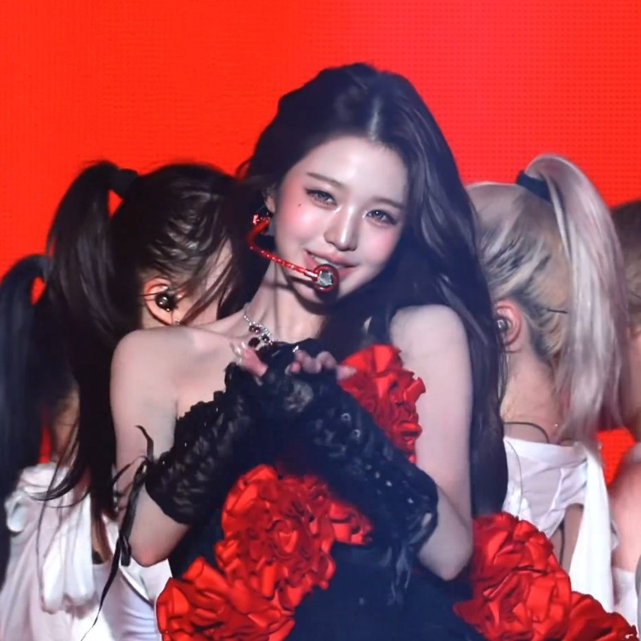 AnYuddaeng01's tweet photo. i imagine these two girls doing a unit performance together and covering the song My Ear's Candy (oh my goshh i feel like i'm going to pass out🫠🫠)

i think the audience will also faint when they see it😭 https://t.co/0GVTab02Ju