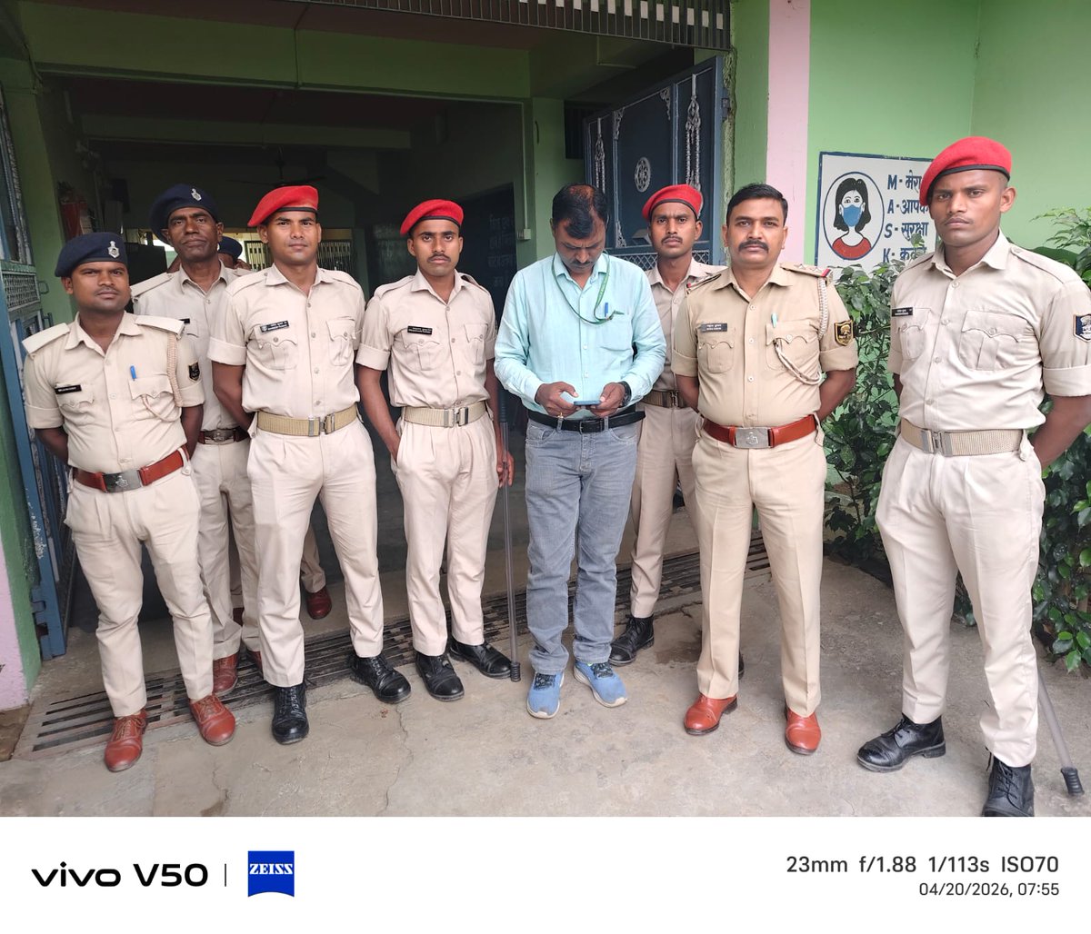 LakhisaraiP's tweet image. शांतिपूर्ण एवं कदाचारमुक्त सम्पन्न कराने हेतु पर्याप्त संख्या में पुलिस-बल तैनात हैं तथा वरीय पदाधिकारियों द्वारा सभी परीक्षा-केन्द्रों का निरीक्षण किया जा रहा है |
लखीसराय पुलिस आपकी सेवा में सदैव तत्पर.🚔(2/2)
#LawAndOrder #homedepartmentbihar #districtadministrationlakhisarai