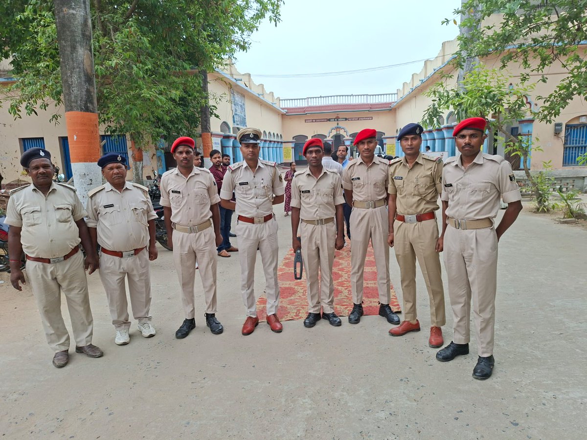 LakhisaraiP's tweet image. शांतिपूर्ण एवं कदाचारमुक्त सम्पन्न कराने हेतु पर्याप्त संख्या में पुलिस-बल तैनात हैं तथा वरीय पदाधिकारियों द्वारा सभी परीक्षा-केन्द्रों का निरीक्षण किया जा रहा है |
लखीसराय पुलिस आपकी सेवा में सदैव तत्पर.🚔(2/2)
#LawAndOrder #homedepartmentbihar #districtadministrationlakhisarai