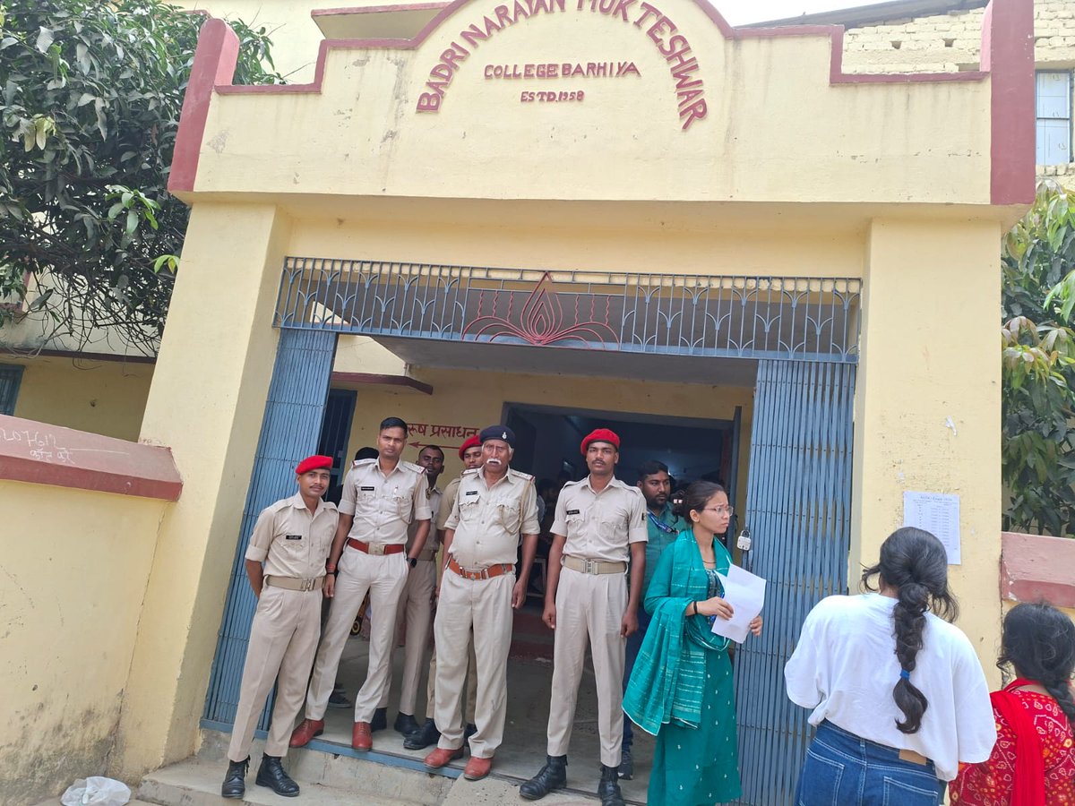 LakhisaraiP's tweet image. शांतिपूर्ण एवं कदाचारमुक्त सम्पन्न कराने हेतु पर्याप्त संख्या में पुलिस-बल तैनात हैं तथा वरीय पदाधिकारियों द्वारा सभी परीक्षा-केन्द्रों का निरीक्षण किया जा रहा है |
लखीसराय पुलिस आपकी सेवा में सदैव तत्पर.🚔(2/2)
#LawAndOrder #homedepartmentbihar #districtadministrationlakhisarai