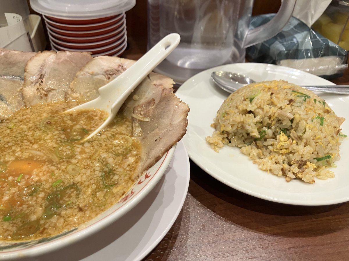 yoneko_vtuber86's tweet photo. 対面カウンターのラーメン屋さん。店内はボク1人。貸し切り状態や。

そこへオッチャンがこれまた1人来店。

ボクの真ん前へ座った。距離約60cm...

出来るならズレて座るか、なんならまだ横に座られた方が気にならんとラーメン堪能できるわいw https://t.co/qhAaulvobp