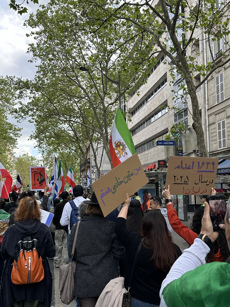 خیابان های پاریس رو رها نمیکنیم.