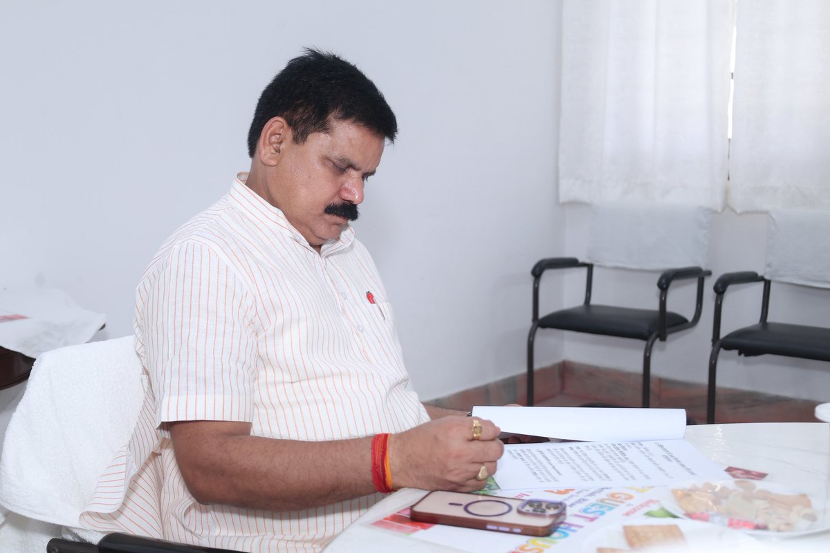 satishdubeyy's tweet photo. पश्चिम चंपारण के समग्र विकास को गति देने हेतु आज एक महत्वपूर्ण बैठक की अध्यक्षता की। क्षेत्र में 500 मेगावाट सोलर पावर प्लांट की स्थापना की दिशा में कार्य तेज करने, गोनाहा-भीतिहरवा में 50 बेड के आयुष अस्पताल के निर्माण, तथा एक नए केंद्रीय विद्यालय की स्थापना पर सकारात्मक चर्चा हुई।

इसके साथ ही, CSR के माध्यम से विद्यालयों के बुनियादी ढांचे को सुदृढ़ करने और अमृत सरोवरों के विकास का प्रस्ताव भी रखा गया।जिला प्रशासन द्वारा भूमि चिन्हांकन एवं आवश्यक सहयोग हेतु सकारात्मक आश्वासन प्राप्त हुआ है।

पश्चिम चंपारण के उज्जवल, सशक्त और आत्मनिर्भर भविष्य के लिए हम पूरी प्रतिबद्धता के साथ कार्य कर रहे हैं।