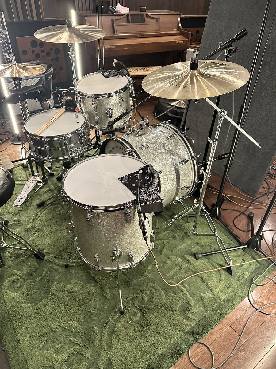 ken_shibuya's tweet image. 本日のドラムテック。チューニングも楽器も無事決まり　今日もナイスサウンド😊👍
ホント聴いてて気持ち良し！
良きドラマー　良きバンド　良きスタジオで最高です✨✨
#drumtech #recording #deepechoes #ゴホウビ