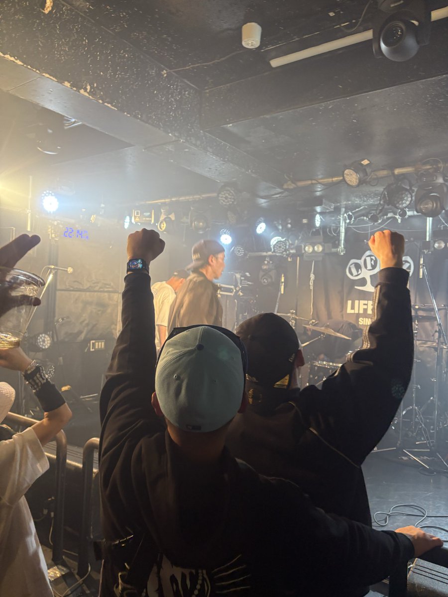 suzaku13Connect's tweet photo. 4月19日新宿science 
LIFE SIZE VOL.34
STANDZ さん
15周年記念おめでとう御座います㊗️
初ライブはめちゃ喰らいました🔥🔥🔥

記念すべき熱いパーティーにご一緒させていただき最高でした🔥🙇
STANDZのライブ、、、
熱かった。。。😎🔥🔥🔥🔥🔥 https://t.co/ekCDoVFrk3