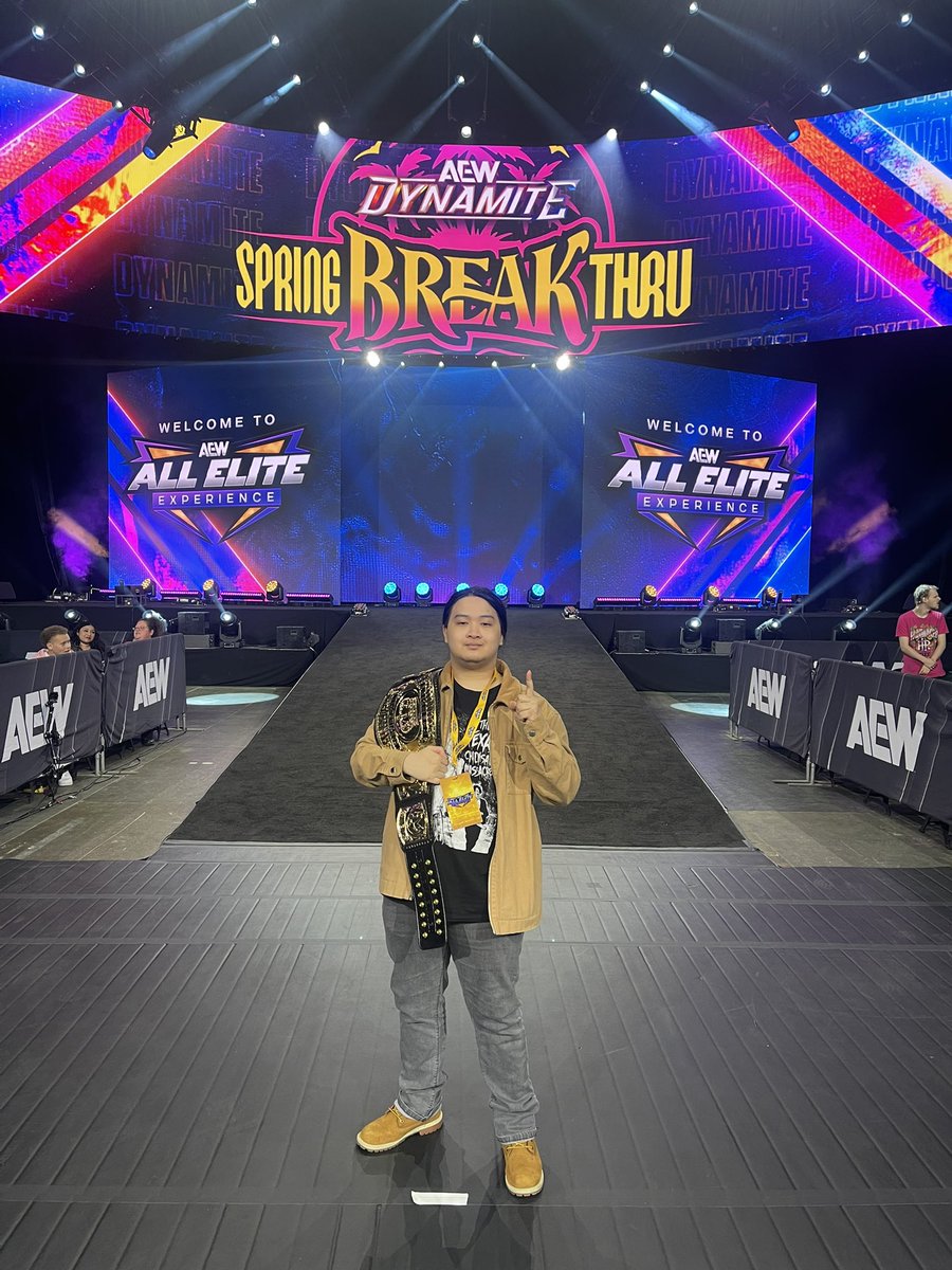 DragonfruitVee's tweet photo. I forgot to post this from last week, but I had the chance to go to AEW for the first time (my 2nd time wrestling show in a couple years) and it was such a blast.

I just love pro wrestling. Hopefully I'll have the chance to do it one day. https://t.co/Qb8ivWRl6N