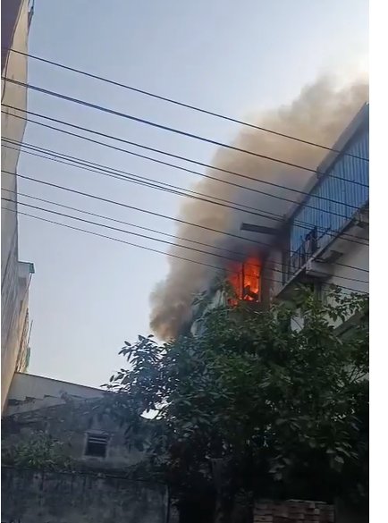 ncrpatrika's tweet image. नोएडा : अचानक दो फैक्ट्रियों में लगी भीषण आग

➡आग लगने से आस पास मचा हड़कंप

➡बमुश्किल फायर ब्रिगेड टीम ने पाया काबू

➡आग लगने से लाखों रुपये का सामान जला

➡नोएडा के सेक्टर फेस-1 थाना क्षेत्र की घटना

#Noida #FireAccident #ncrpatrika #UttarPradesh @noidapolice