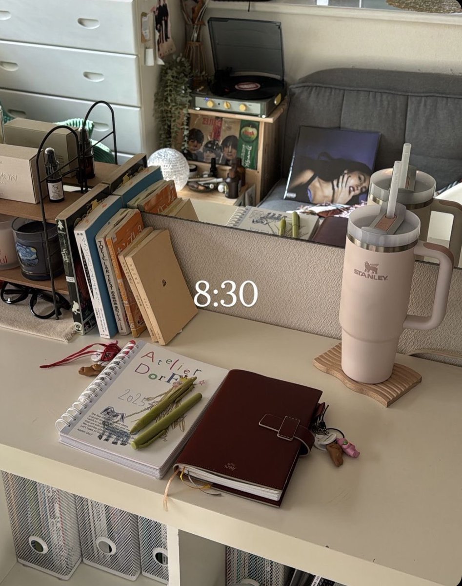 Elenalune_'s tweet image. Locked in &amp;amp; study.