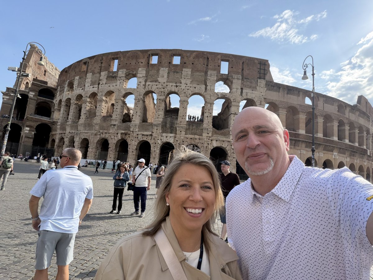 cgchase's tweet photo. Il Colosseo non delude mai. https://t.co/Xa3I5OGT2E