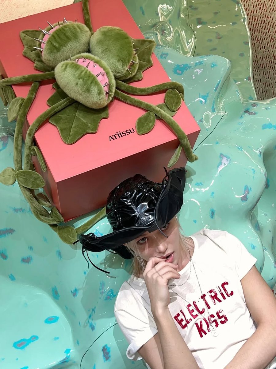 skzitaIia's tweet image. 📸 || STAY!

Aggiornamento di #Felix su #Instagram!
(@/yong.lixx)

“Atiissu, ne ho bisogno 🤠🖤💛🩷
#ATiiSSU #FELIX #stay #ATiiSSUHEADWEAR #DESERTCOWBOY”

(1/5)

-marghe🌸