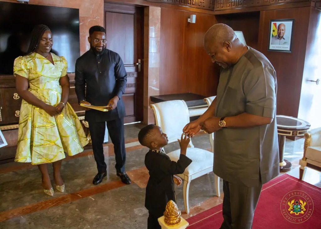 SIKAOFFICIAL1's tweet image. Ace-Liam Nana Sam Ankrah, the youngest Ghanaian to achieve the Guinness World Record, paid a courtesy visit to President John Dramani Mahama at the Jubilee House to present his citation. 

At just 1 year and 152 days old, Ace-Liam made history as the youngest male artist in the