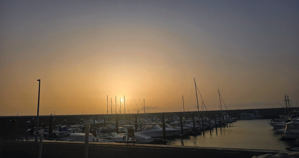 bigphil321's tweet image. Fantastic dinner last night at a little place on the harbour, lovely view of the sunset👌💕
Sardines starter &amp;amp; fish with Canarian potatoes for Wendy, goats cheese with crab cannelloni for me &amp;amp; some great wine👌👊
Then back to the balcony for a night cap &amp;amp; stars ✨💕 #perfect