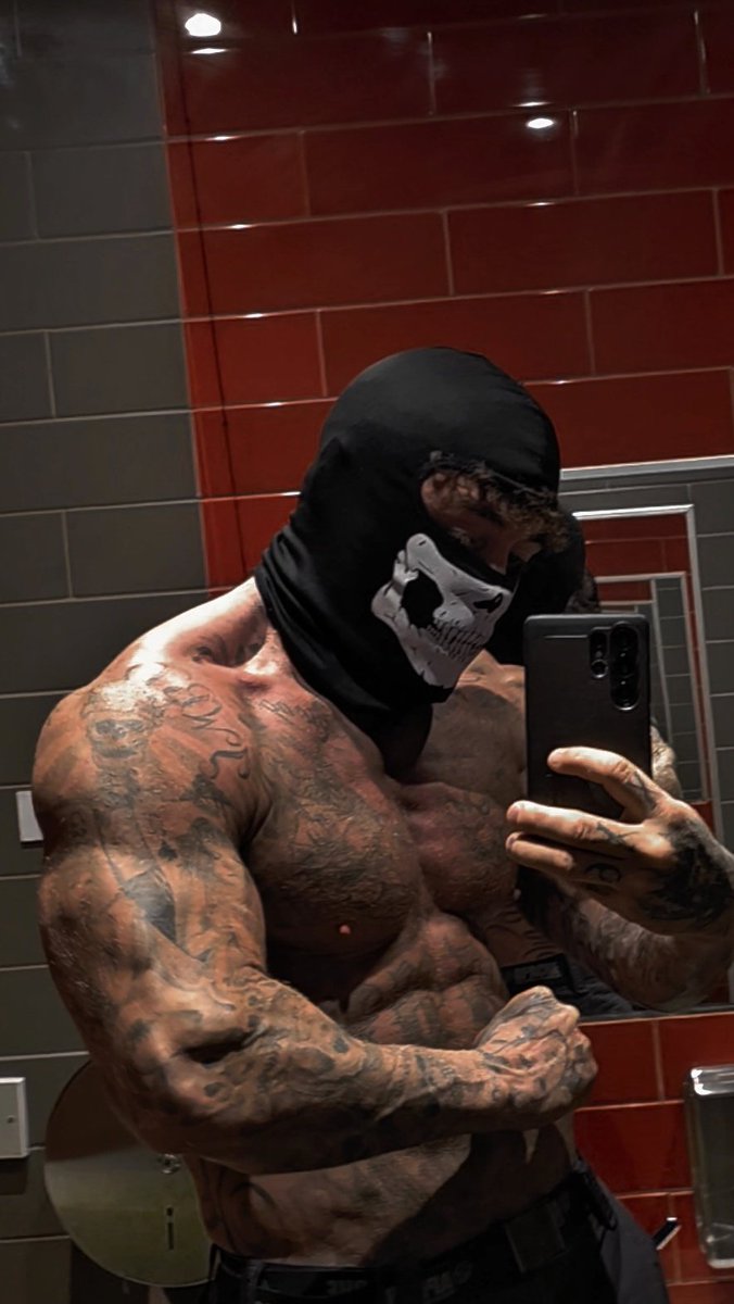 Zade_masked's tweet image. Look into my eyes 👀 

#booktok #darkromance #abs #tattoos #inked #maskedmen #maskedman