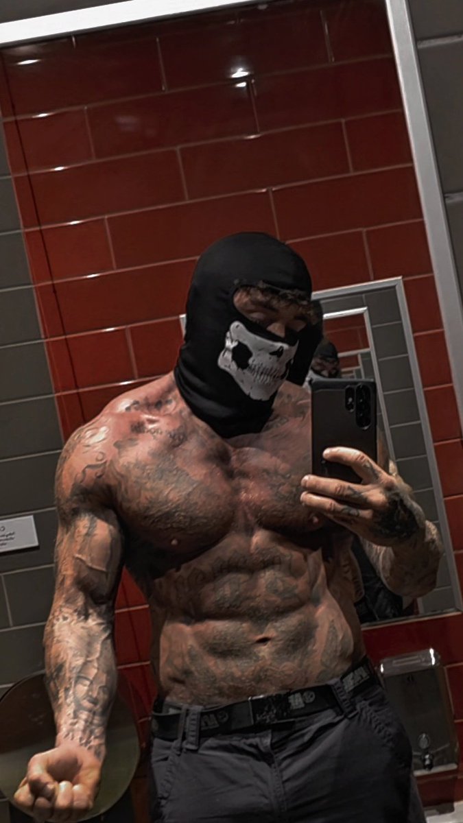 Zade_masked's tweet image. Look into my eyes 👀 

#booktok #darkromance #abs #tattoos #inked #maskedmen #maskedman
