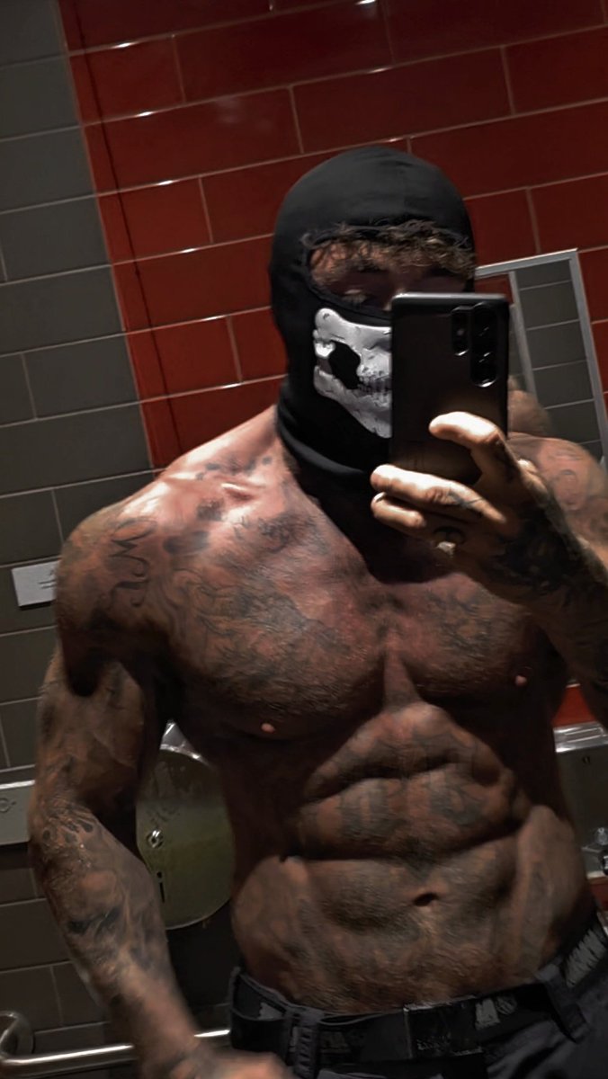 Zade_masked's tweet image. Look into my eyes 👀 

#booktok #darkromance #abs #tattoos #inked #maskedmen #maskedman