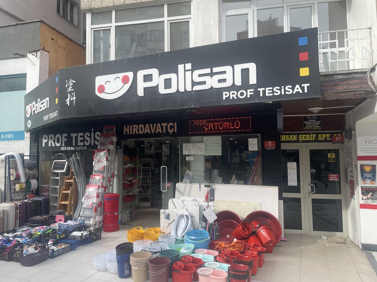 sr1923_'s tweet photo. @ankarabbld @mavimasa Kolay gelsin.  Gmk bulvarı No:37 de bulunan Prof Tesisat isimli hırdavat dükkanı kendi dükkanının önü yetmezmiş gibi yan dükkanların hizasına hırdavat malzemelerini koymakta ve çok kötü bir görüntü oluşturmaktadır. https://t.co/cHgyxgDTIs