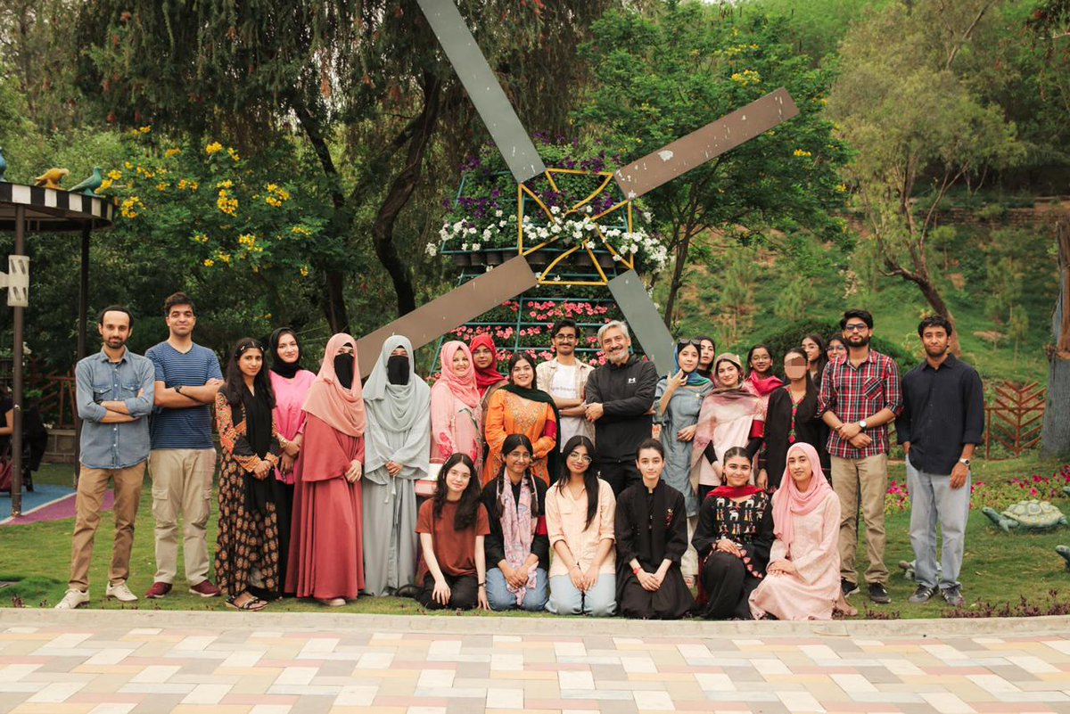 fuislamabad's tweet image. Foundation University Islamabad highlights a vibrant arts activity by FUSH Arts Society at Ayub Park Miracle Garden, where students showcased creativity through live painting inspired by nature. A memorable event celebrating talent, expression, and holistic learning. 
 #FUI #FUSH