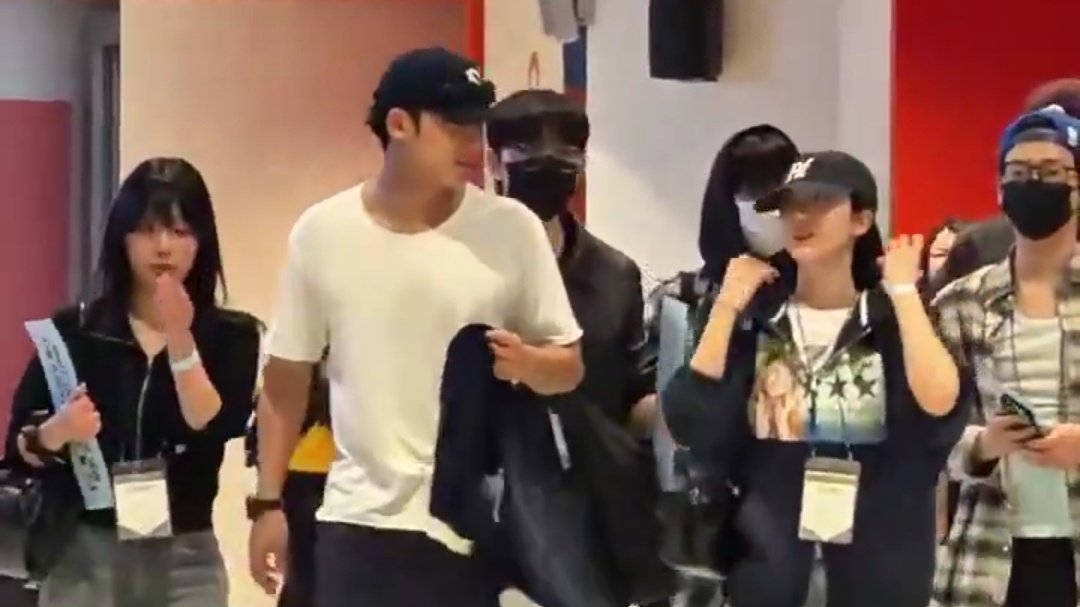 2ne1 minzy, dc sua, rapper giant pink, svt mingyu, wanna one daehwi, urban zakapa jo hyun ah and the list goes on..

sinb really got the  most unexpected interactions and connections out there
