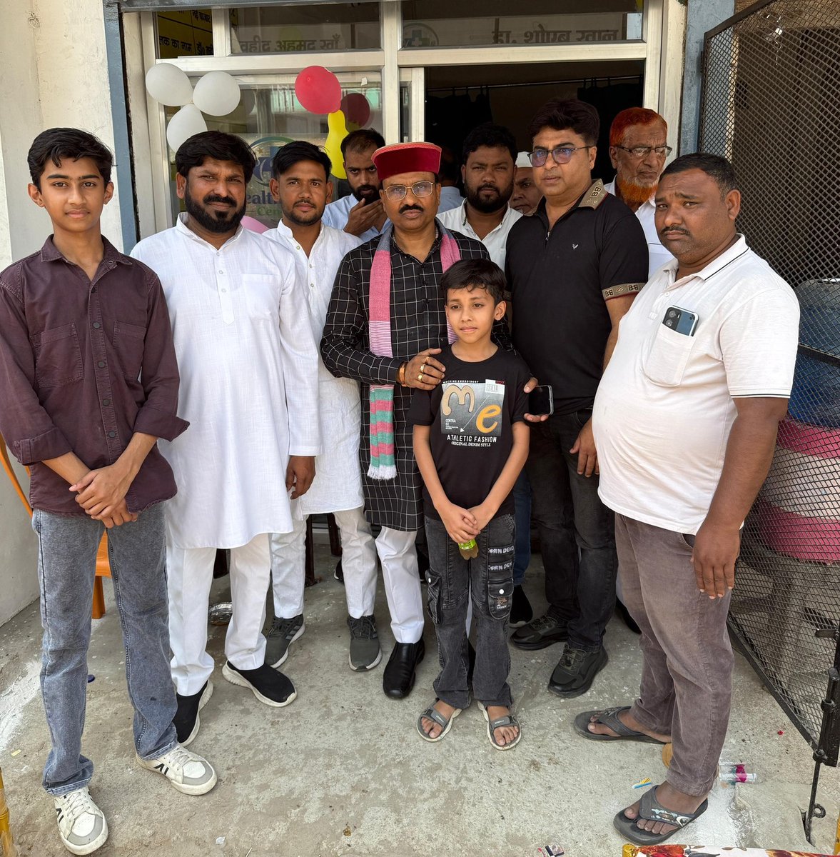 RamShiromaniMP's tweet photo. जनपद बलरामपुर के विकासखंड तुलसीपुर बाज़ार में हेल्थ केयर सेंटर का शुभारंभ फीता काटकर केंद्र का उद्घाटन किया।
इस महत्वपूर्ण पहल के लिए डॉ. वहीद अहमद ख़ान जी एवं उनकी पूरी टीम को हार्दिक बधाई एवं शुभकामनाएं।
#बलरामपुर #तुलसीपुर #स्वास्थ्यसेवा #जनसेवा https://t.co/dFUux2LuyA