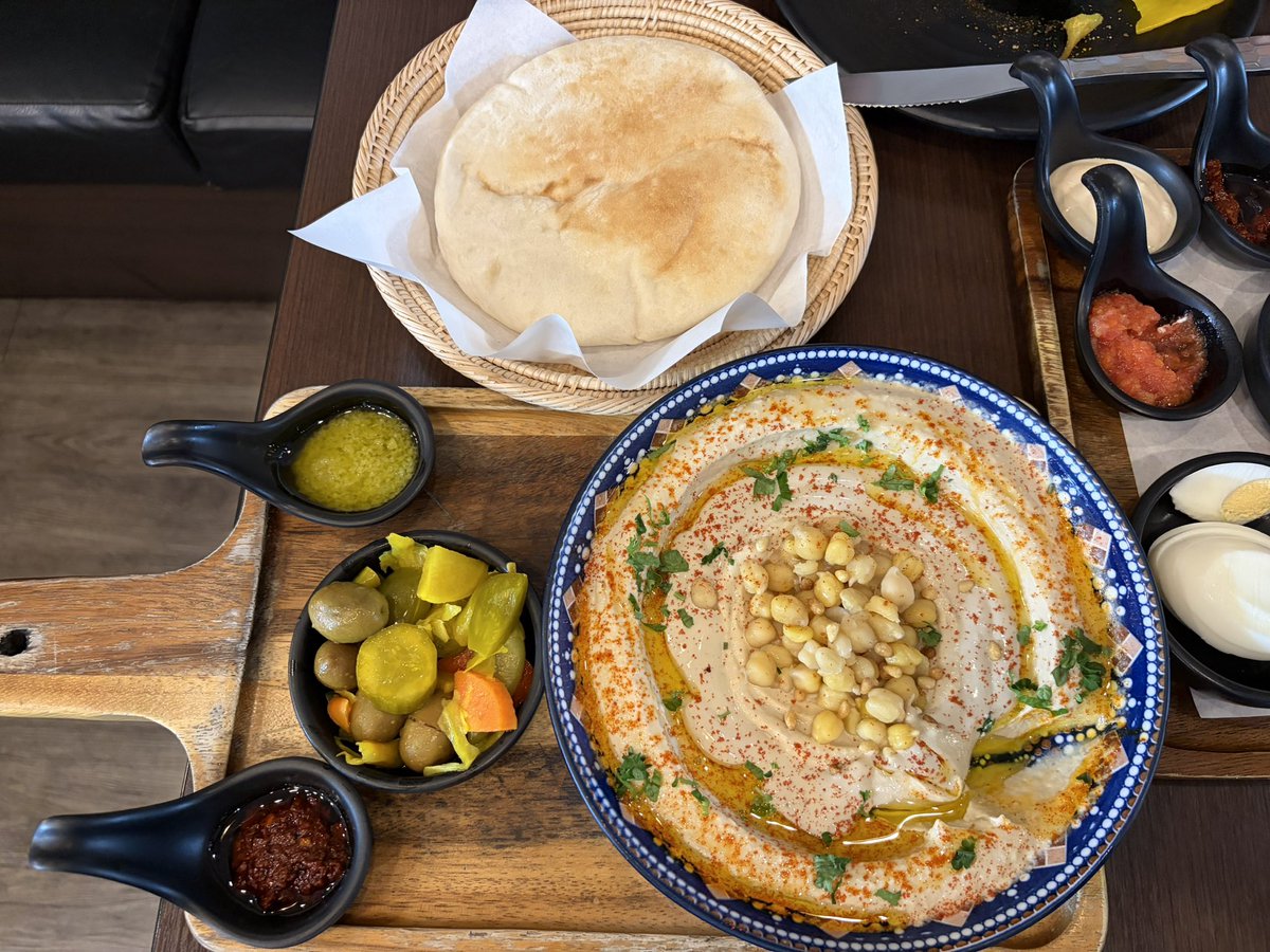 alpaka5665's tweet image. มาทางด้านอาหารบ้าง มีแต่แป้งกับไขมัน แต่กินแล้วพุงยุบ Mediterranean food #Hummus #Malawach