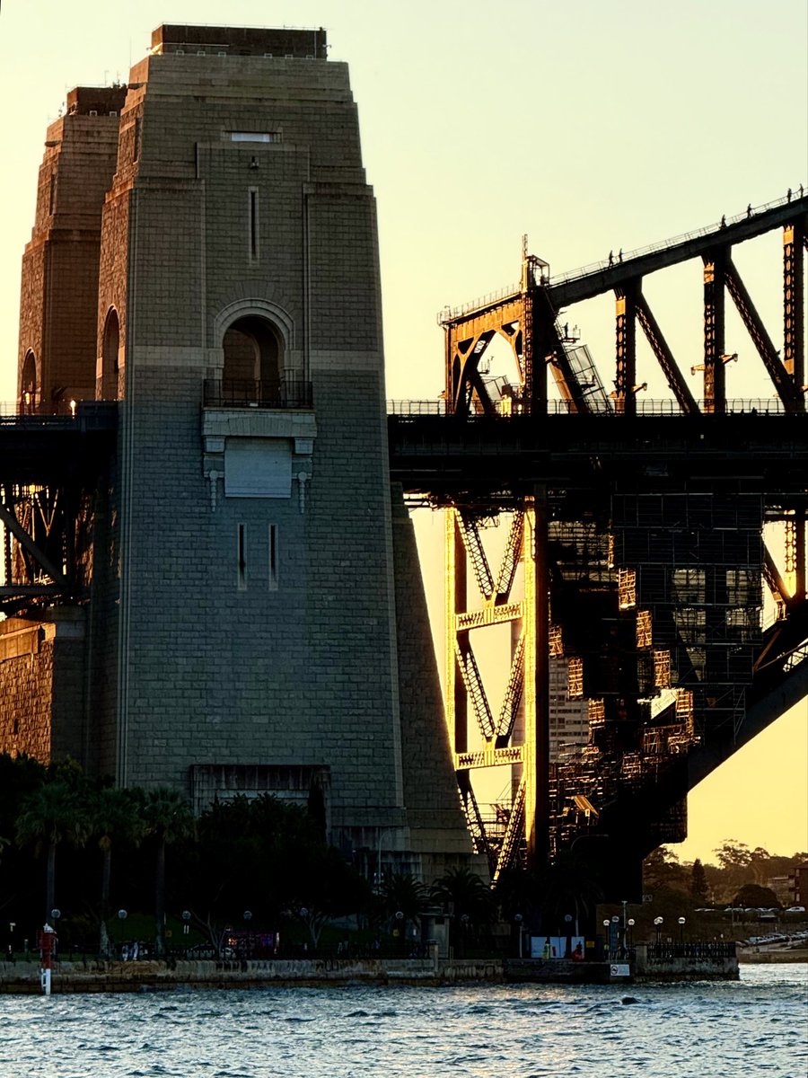 Steveontour2's tweet image. The setting sun reflecting on the #Sydney Harbour Bridge #MetalMonday