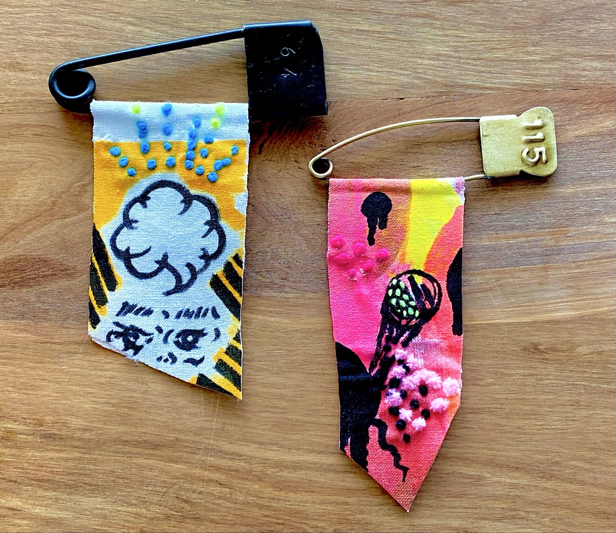 mughiko's tweet image. アンティーク安全ピン de

『手刺繍×布用マジック "旗" ブローチ』

今朝の新シリーズの様子 🧷🧷

(左) No.64 ブラック (インド製)
(右) No.115 ゴールド (オランダ製)

小物作り進めております♨️

#embroidery #brooch #experiment #刺繍 #慕情実験室