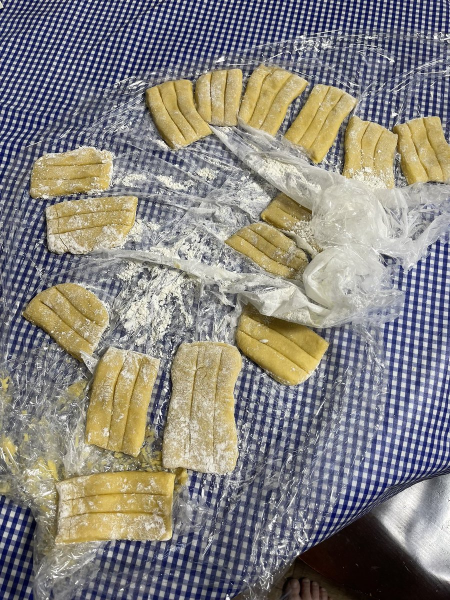zakureo's tweet photo. 昨日初めて沖縄の三月菓子を子供達とパパと作ってみた。義母によるともうちょい小さいサイズらしいけど結構美味しかった。
ほぼサーターアンダーギー https://t.co/WL8rOUrp05